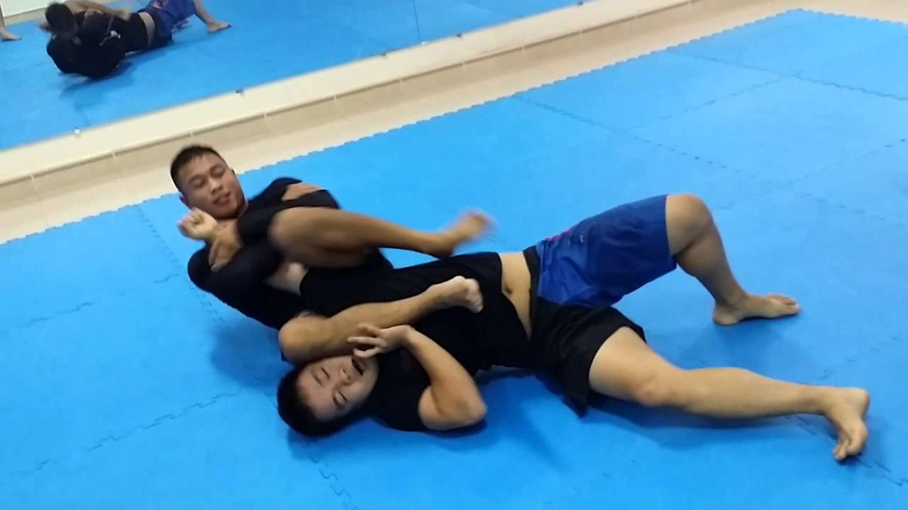 Ronin BJJ Hanoi : Purple belt vs white belt - YouTube