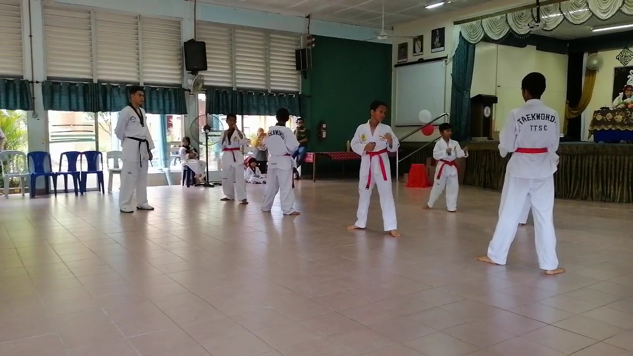 Grading taekwondo red belt 2 - YouTube